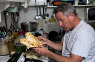 Peut-on manger un cordon bleu périmé sans risque ? Les signes d'alerte à connaître