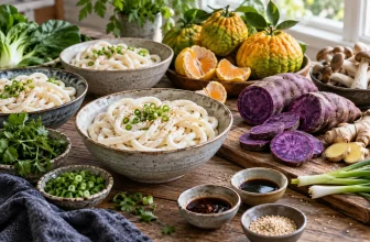 Bols d’udon entourés d’ube violet et d’agrumes ugli sur une table.