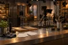 Plateau de télévision culinaire vide avec caméra, éclairages et ustensiles de cuisine.