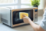 Comment nettoyer micro onde ? Astuces et produits naturels